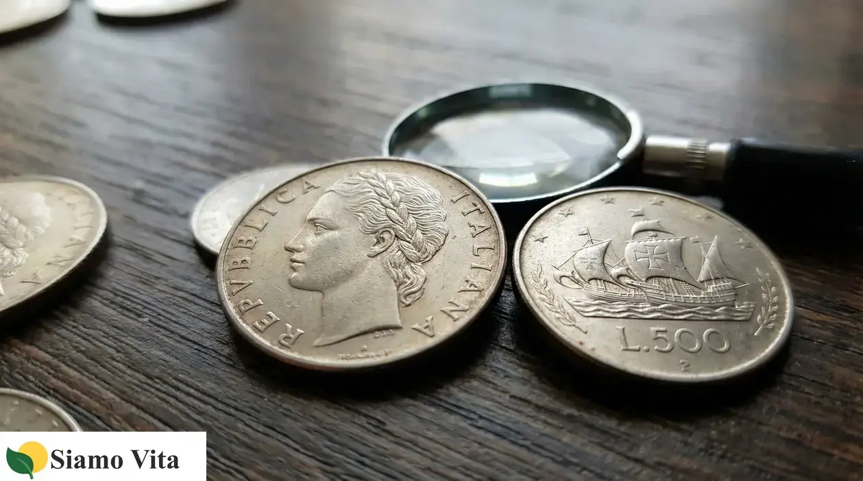 Monete da 500 lire d’argento su un tavolo, con lente d’ingrandimento per valutarne dettagli e conservazione